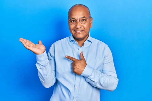 Hombre Latino Mediana Edad Vistiendo Ropa Casual Gafas Asombrado Sonriendo — Foto de Stock