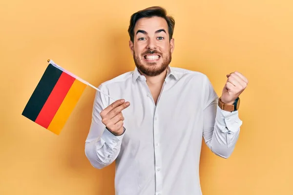 Przystojny Biały Mężczyzna Brodą Trzymający Niemiecką Flagę Krzyczy Dumny Świętując — Zdjęcie stockowe
