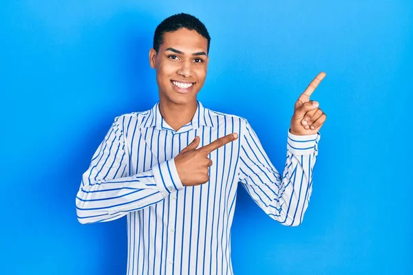 Joven Afroamericano Vestido Con Ropa Casual Sonriendo Mirando Cámara Apuntando —  Fotos de Stock