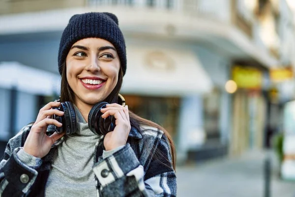 Jonge Spaanse Vrouw Glimlachen Gelukkig Met Behulp Van Koptelefoon Stad — Stockfoto