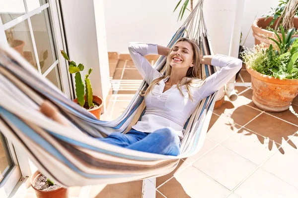 Jovem Loira Sorrindo Feliz Deitado Rede Terraço — Fotografia de Stock