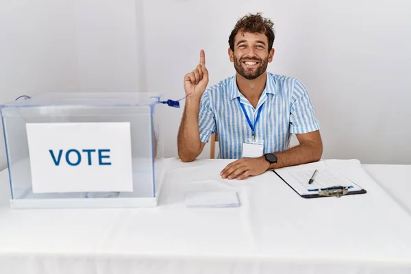 Ung Stilig Man Vid Politiska Val Sitter Genom Omröstning Visar — Stockfoto