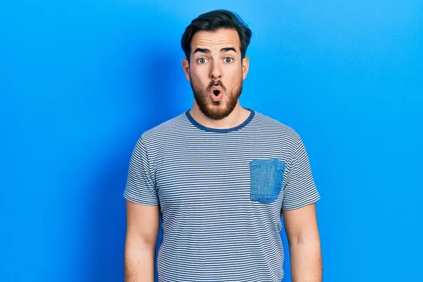 Pria Tampan Dengan Jenggot Bergaris Garis Mengenakan Shirt Kasual Takut — Stok Foto