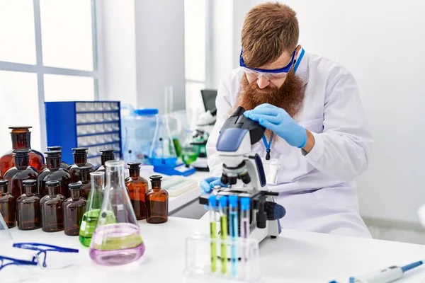 Junger Rotschopf Wissenschaftleruniform Unter Dem Mikroskop Labor — Stockfoto