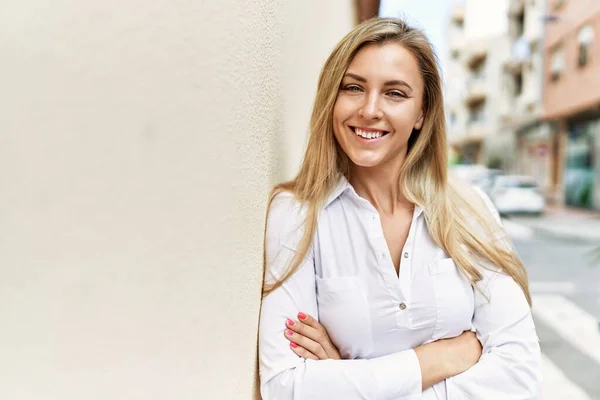 Schöne Blonde Frau Lächelt Glücklich Die Wand Gelehnt Draußen Einem — Stockfoto