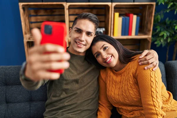 Hombre Mujer Pareja Abrazándose Mutuamente Haciendo Selfie Por Teléfono Inteligente — Foto de Stock