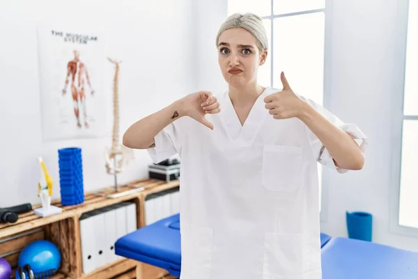 Ung Kaukasisk Kvinna Som Arbetar Smärta Återhämtning Klinik Gör Tummen — Stockfoto