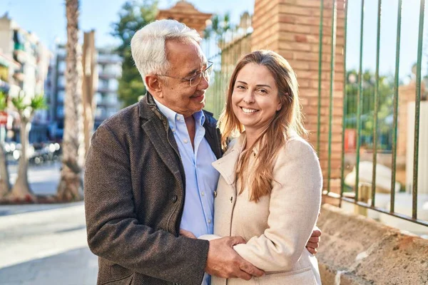 Middelbare Leeftijd Man Vrouw Paar Knuffelen Elkaar Staan Straat — Stockfoto