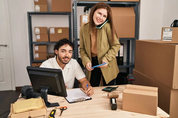 Trabajadores Negocios Hombres Mujeres Que Hablan Teléfono Inteligente Usan Panel — Foto de Stock