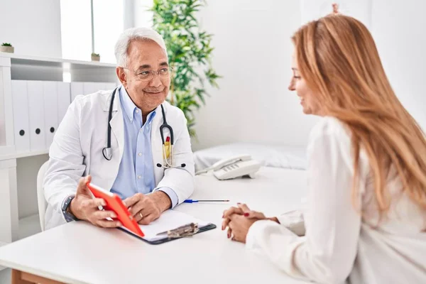 Medico Paziente Mezza Età Con Touchpad Con Consulto Medico Presso — Foto Stock