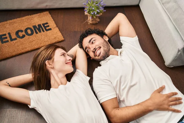 Homme Femme Couple Souriant Confiant Couché Sur Sol Nouvelle Maison — Photo