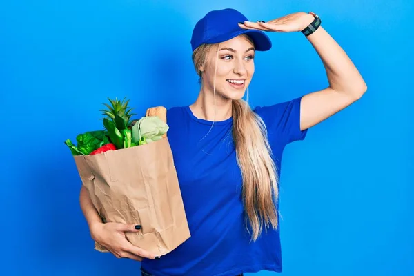 Junge Kaukasische Frau Kurieruniform Mit Lebensmitteln Aus Dem Supermarkt Sehr — Stockfoto