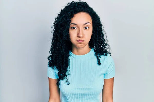 Ung Latinamerikansk Kvinna Med Lockigt Hår Avslappnad Blå Shirt Puffande — Stockfoto