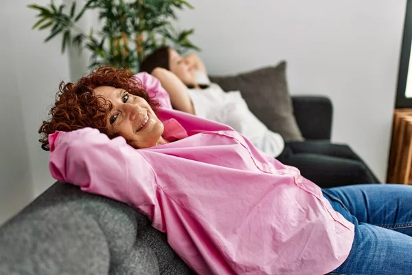 Reife Mutter Und Syndrom Tochter Hause Auf Dem Sofa — Stockfoto