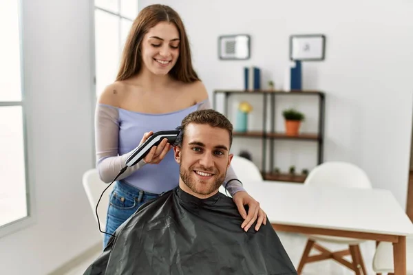 Jovem Mulher Cortando Cabelo Seu Namorado Casa — Fotografia de Stock