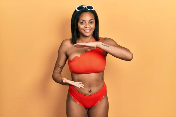 Giovane Ragazza Afroamericana Indossa Bikini Gesticolando Con Mani Che Mostrano — Foto Stock