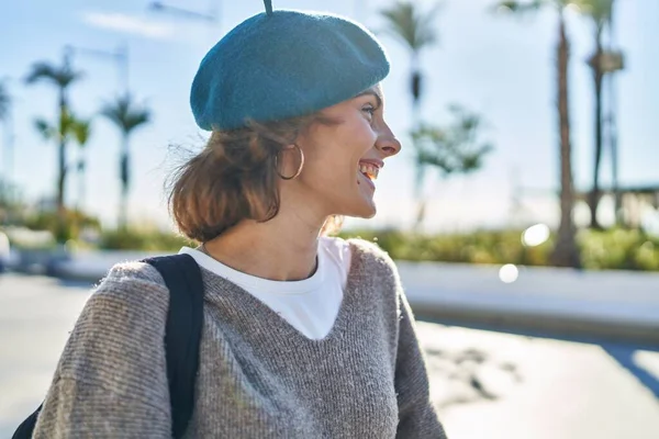 Junge Kaukasische Touristin Lächelt Selbstbewusst Auf Der Straße — Stockfoto