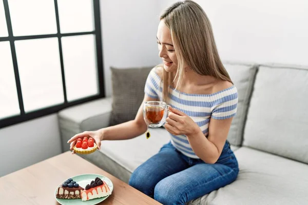 Ung Kinesisk Kvinna Ler Säker Att Frukost Hemma — Stockfoto