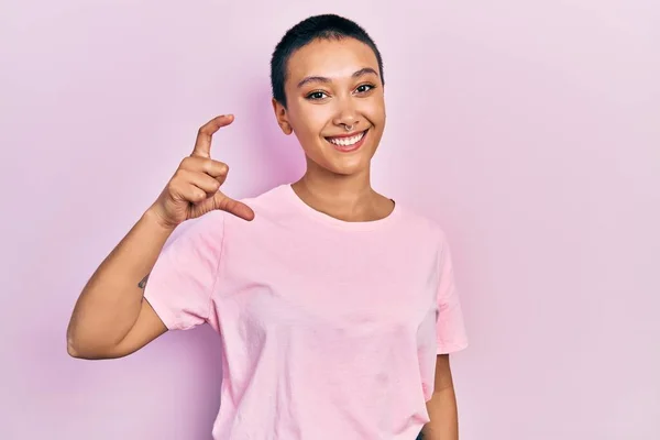 Hermosa Mujer Hispana Con Pelo Corto Con Camiseta Rosa Casual —  Fotos de Stock