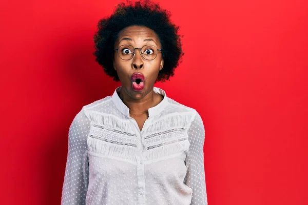 Jonge Afrikaans Amerikaanse Vrouw Dragen Casual Kleding Bril Bang Verbaasd — Stockfoto