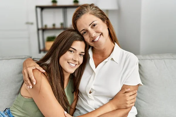 Madre Hija Sonriendo Confiadas Abrazándose Sentadas Sofá Casa —  Fotos de Stock