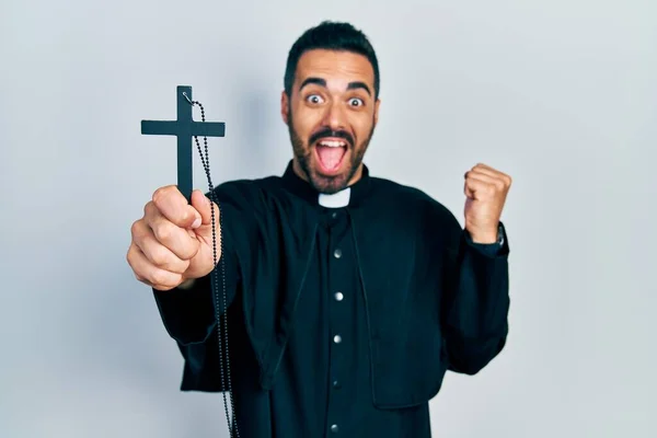 Красивый Латиноамериканец Священник Бородой Держа Католический Крест Гордо Крича Празднуя — стоковое фото