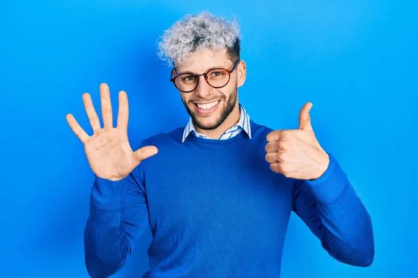 Modern Boyalı Saçlı Süveter Giyen Gözlüklü Altı Numaralı Parmaklarıyla Işaret — Stok fotoğraf