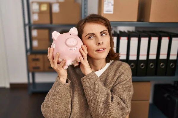 Young Caucasian Woman Ecommerce Business Worker Holding Piggy Bank Office — Stock Photo, Image