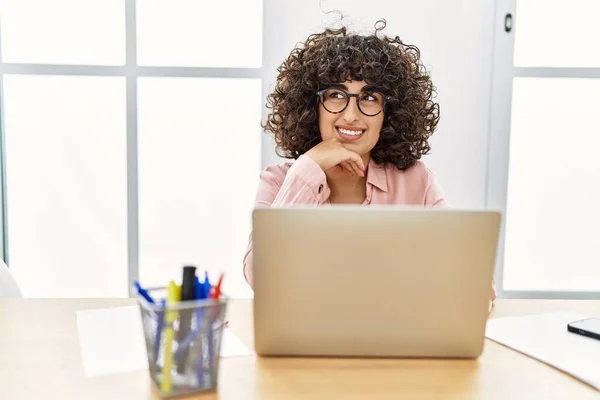 Joven Mujer Negocios Oriente Medio Usando Laptop Trabajando Oficina —  Fotos de Stock