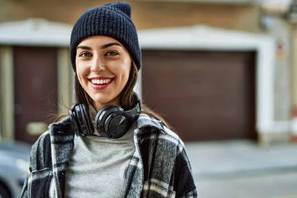 Jonge Spaanse Vrouw Glimlachen Gelukkig Met Behulp Van Koptelefoon Stad — Stockfoto
