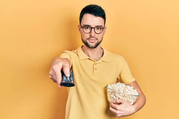 Junger Hispanischer Mann Der Popcorn Mit Der Fernseh Steuerung Isst — Stockfoto