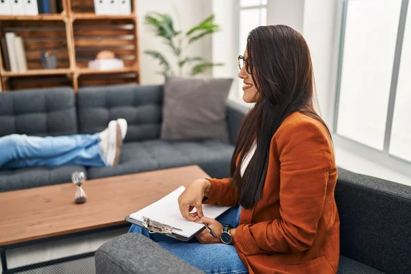 Mujer Hispana Joven Que Trabaja Como Consejera Psicología Mirando Hacia — Foto de Stock