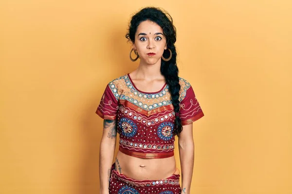 Ung Kvinne Bindi Bollywood Klær Som Puster Kinn Med Rart – stockfoto