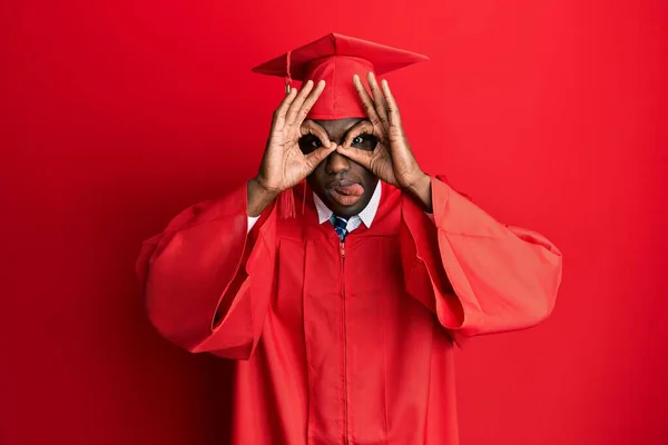 Νεαρός Αφροαμερικάνος Που Φοράει Καπέλο Αποφοίτησης Και Ρόμπα Τελετής Κάνει — Φωτογραφία Αρχείου