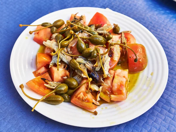 紙面に健康的なトマトと魚のサラダのプレート — ストック写真