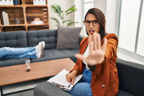 年轻的他的恐慌女人作为心理咨询师 用手掌 愤怒和沮丧的表情做着停止动作 — 图库照片