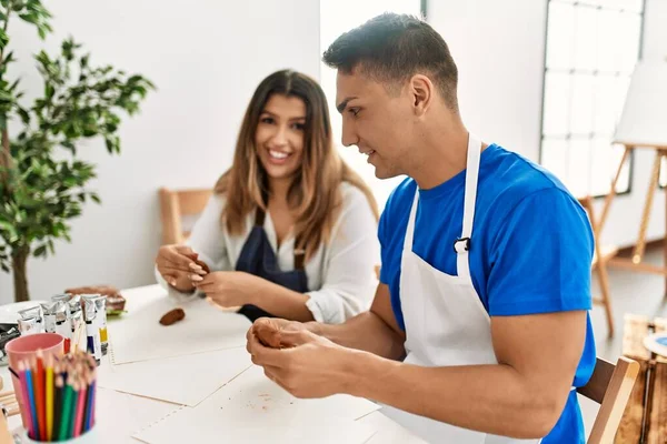 Twee Studenten Glimlachend Gelukkig Modelleren Klei Zittend Tafel Kunstacademie — Stockfoto