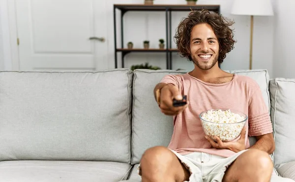 Giovane Uomo Ispanico Guardando Film Seduto Sul Divano Casa — Foto Stock