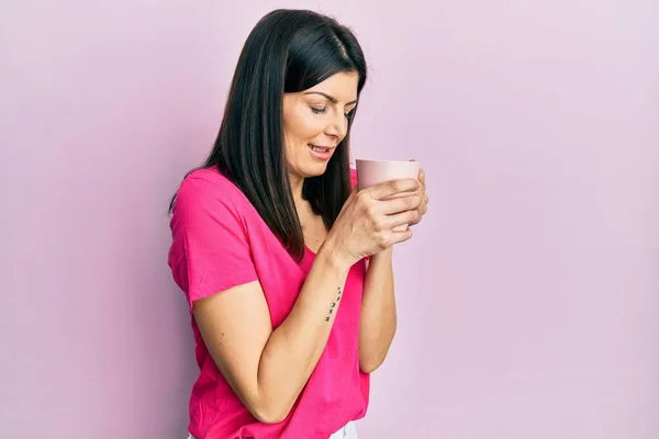 Joven Mujer Hispana Tomando Una Taza Café Sorprendida Con Una — Foto de Stock