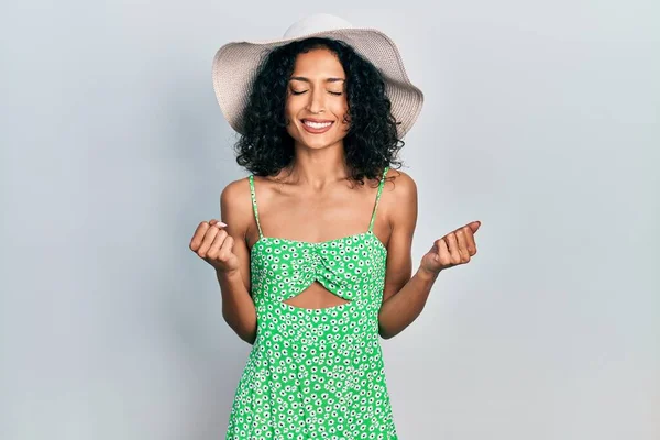 Menina Latina Usando Chapéu Verão Animado Para Sucesso Com Braços — Fotografia de Stock