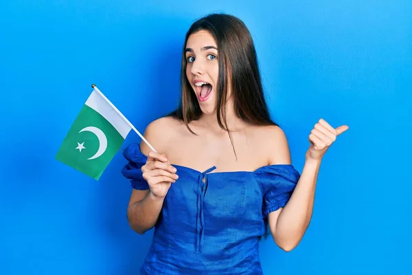 Молодая Брюнетка Подросток Держит Пакистанский Флаг Указывая Пальцем Вверх Сторону — стоковое фото