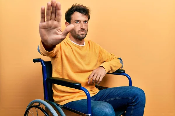 Tekerlekli Sandalyede Oturan Sakallı Yakışıklı Adam Avuç Içiyle Şarkı Söylemeyi — Stok fotoğraf