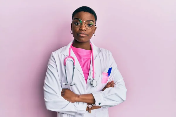 Молодая Африканская Американка Докторской Форме Стетоскопе Расслаблена Серьезным Выражением Лица — стоковое фото