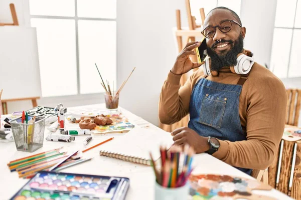 Ung Afrikansk Amerikansk Konstnär Man Använder Hörlurar Och Talar Smartphone — Stockfoto