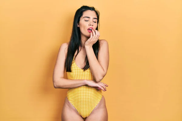 Junge Hispanische Mädchen Badeanzug Gelangweilt Gähnend Müde Mund Mit Der — Stockfoto