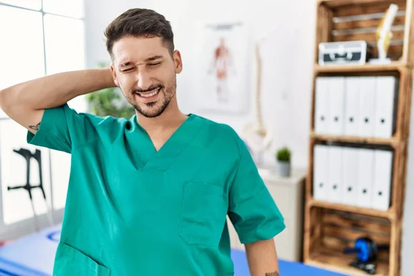 Hombre Fisioterapeuta Joven Que Trabaja Clínica Recuperación Del Dolor Que — Foto de Stock