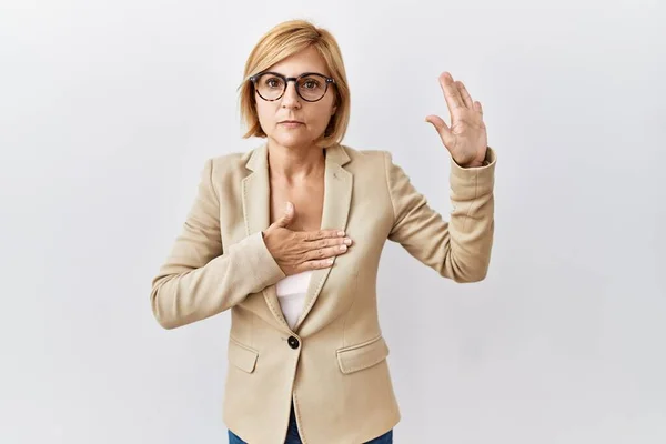 Blonde Geschäftsfrau Mittleren Alters Die Vor Isoliertem Hintergrund Steht Und — Stockfoto