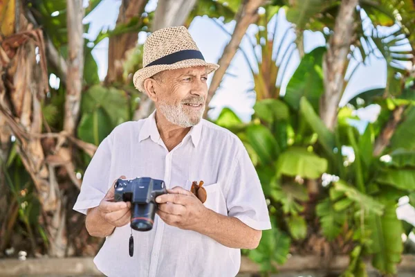 Idősebb Férfi Mosolyog Magabiztos Visel Nyári Kalap Segítségével Kamera Parkban — Stock Fotó
