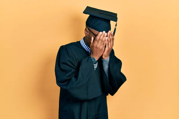Młody Afrykański Amerykanin Noszący Czapkę Dyplomową Szatę Ceremonialną Smutną Miną — Zdjęcie stockowe