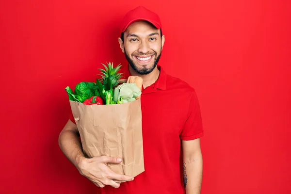 Латиноамериканець Бородою Мундирі Кур Єра Продуктами Супермаркету Виглядає Позитивним Щасливим — стокове фото
